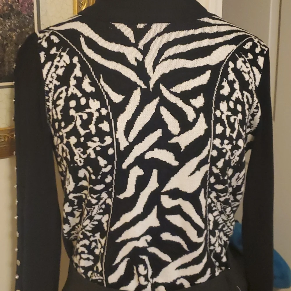 Beautiful black-and-white print turtleneck sweater with beaded sleeve detail - Picture 3 of 7
